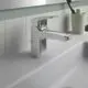 Waschtischarmatur von Ideal Standard in Chrom, mit einer geraden Auslauf und einem Hebel zur Wasserregelung, montiert auf einem weißen Waschbecken.